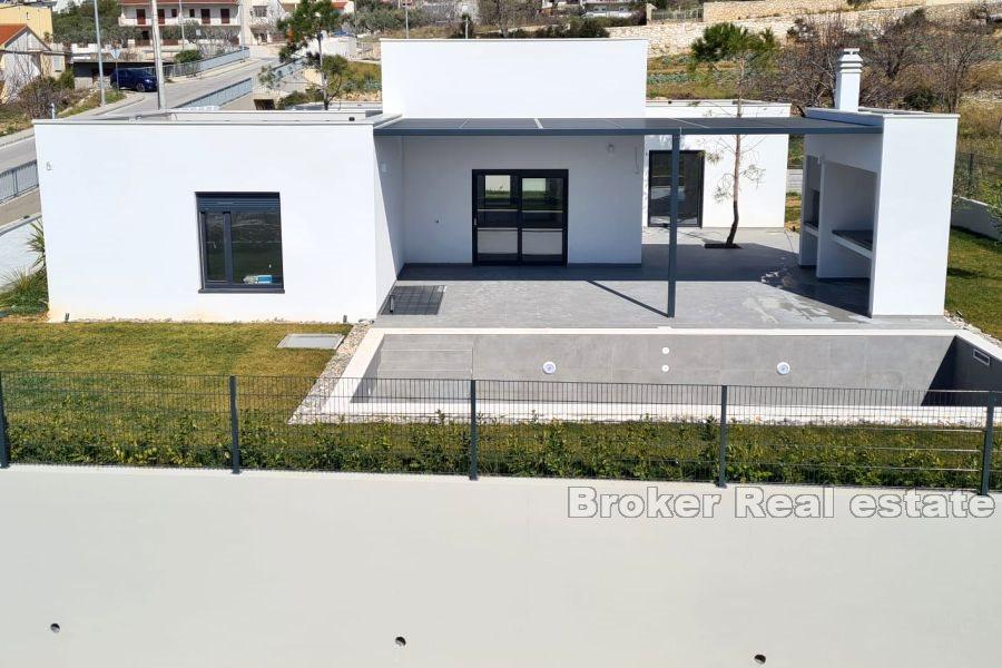 Unfertige Villa mit Swimmingpool