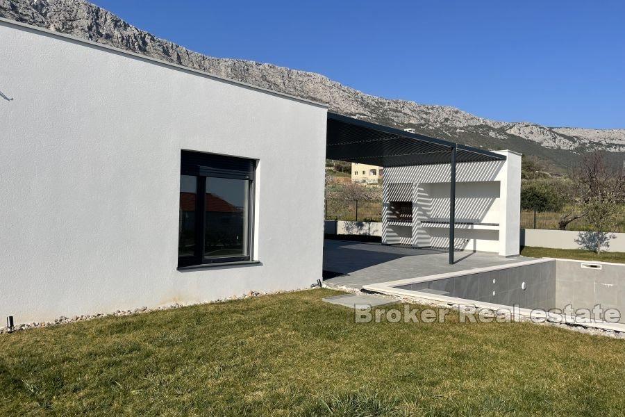 Unfinished villa with swimming pool