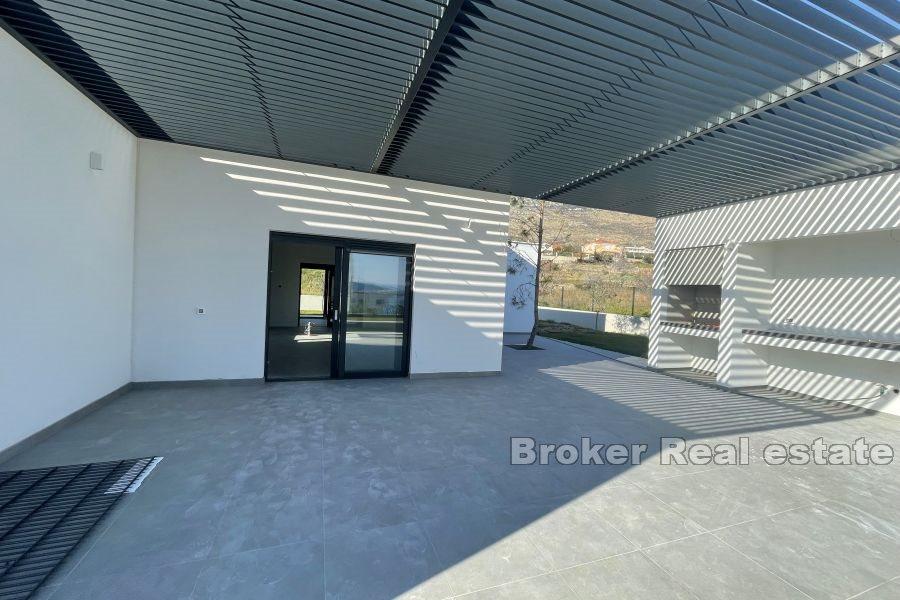 Unfinished villa with swimming pool