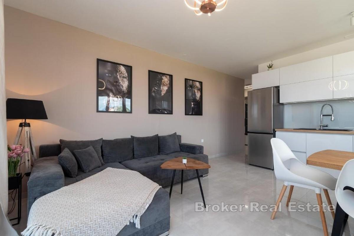 Moderan apartman u novogradnji s bazenom