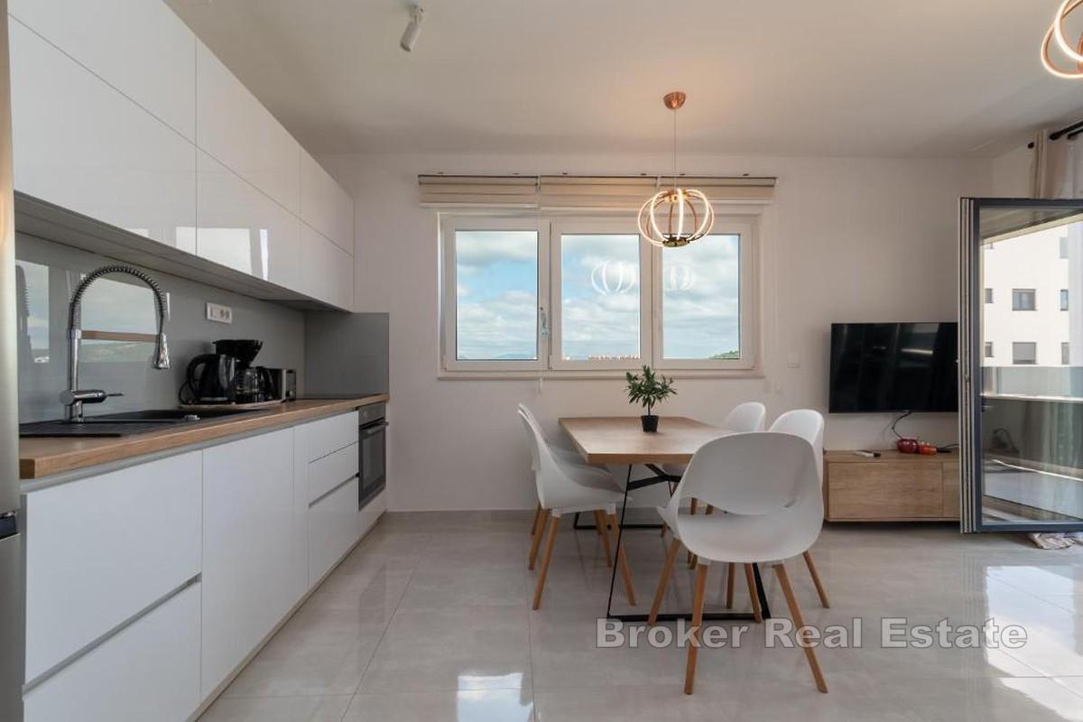 Moderan apartman u novogradnji s bazenom