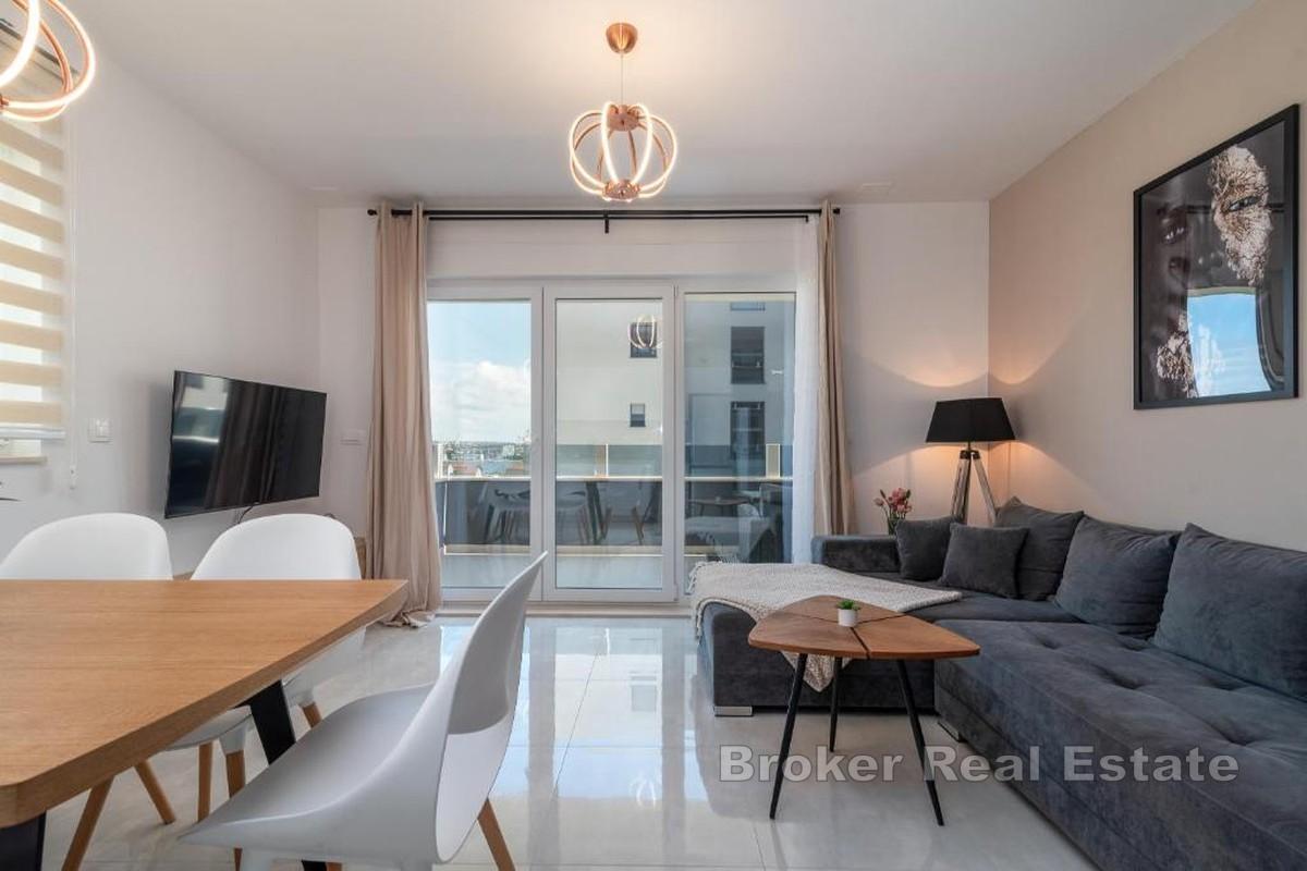 Moderan apartman u novogradnji s bazenom
