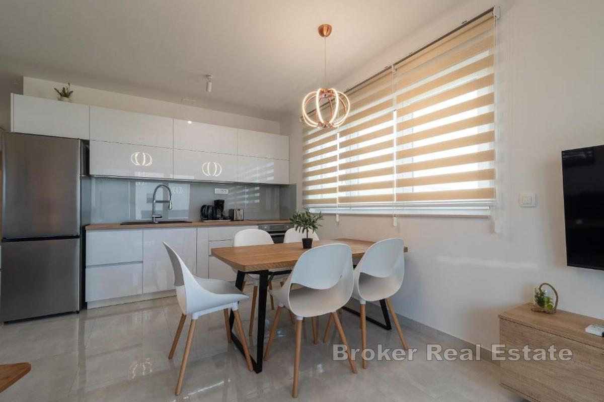 Moderan apartman u novogradnji s bazenom