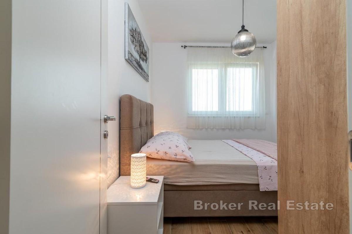 Modern lägenhet i nybyggd byggnad med pool