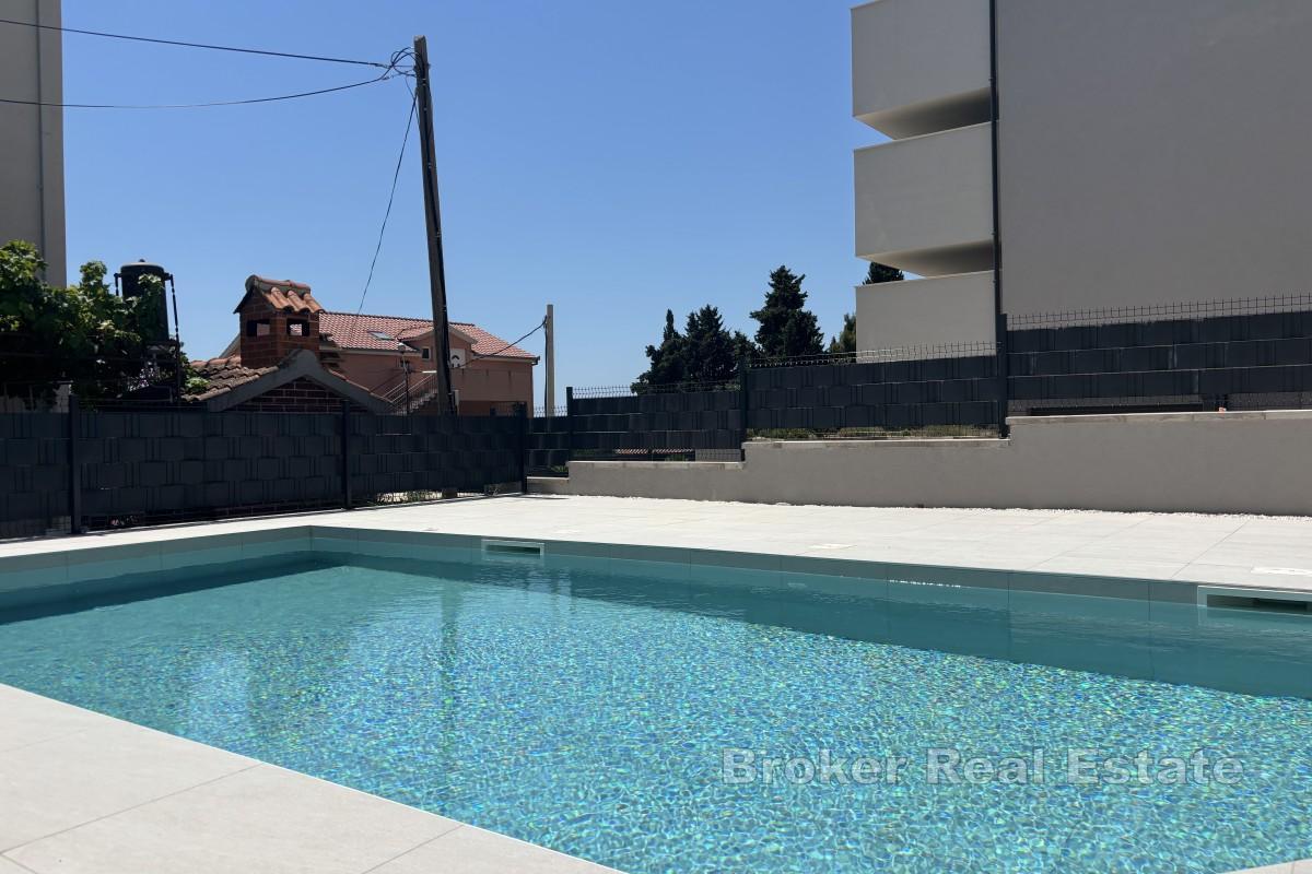 Moderno appartamento in un nuovo edificio con vista mare