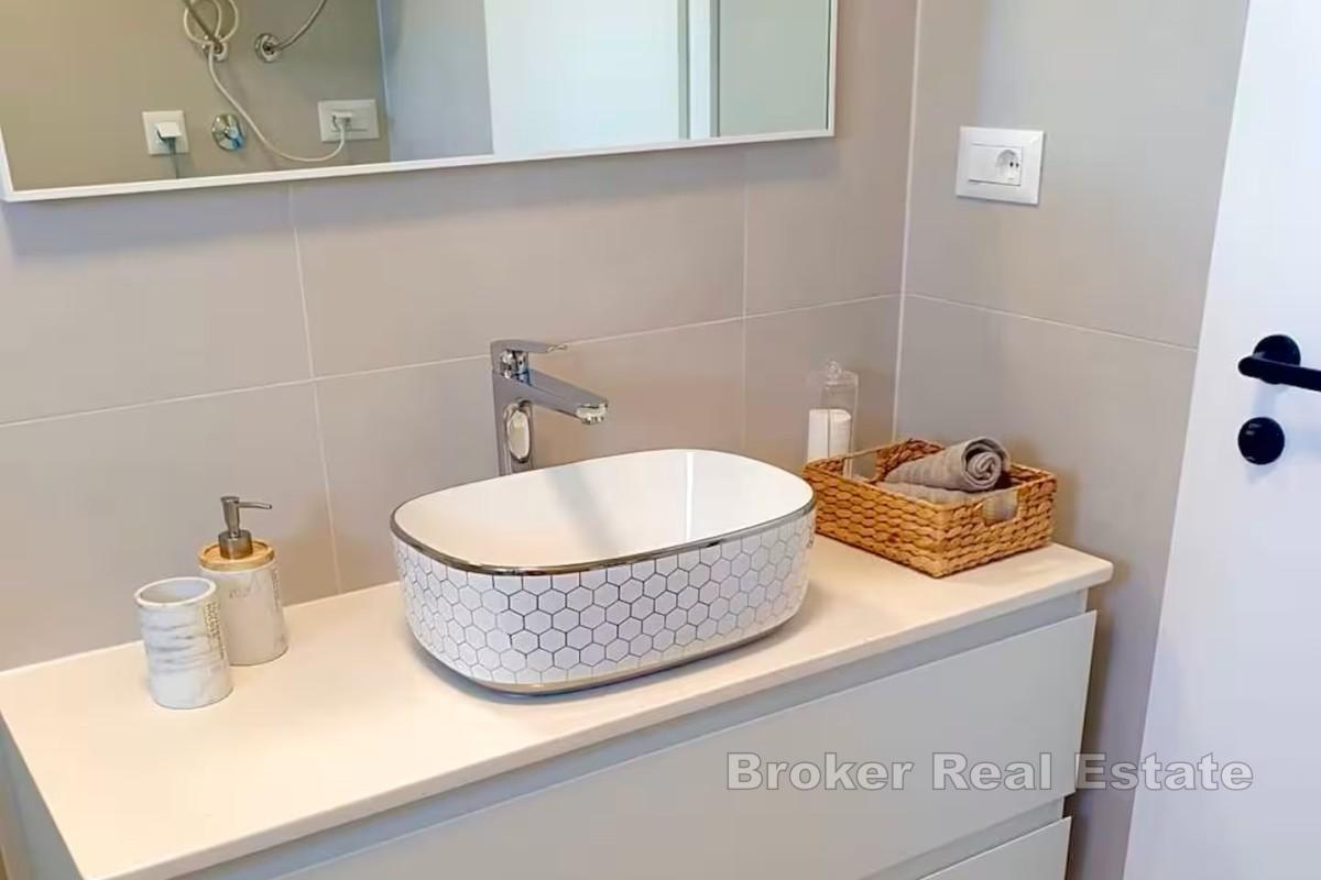 Moderne leilighet med havutsikt og svømmebasseng