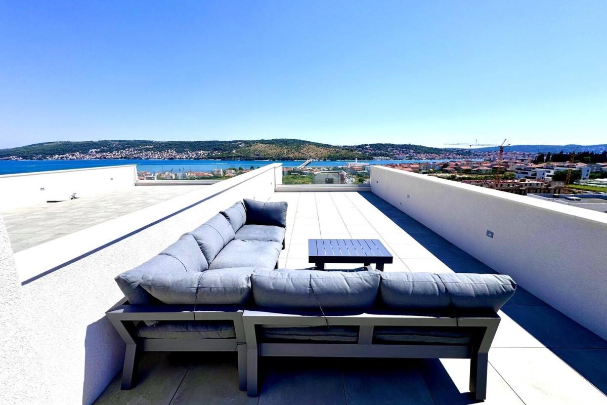 Moderno appartamento con vista mare e piscina