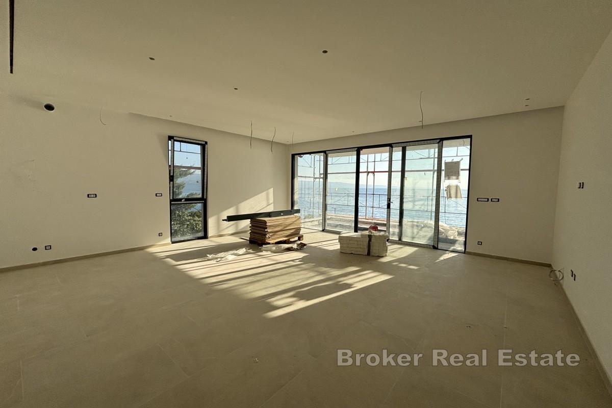 Lyxlägenhet i ny byggnad på första raden mot havet