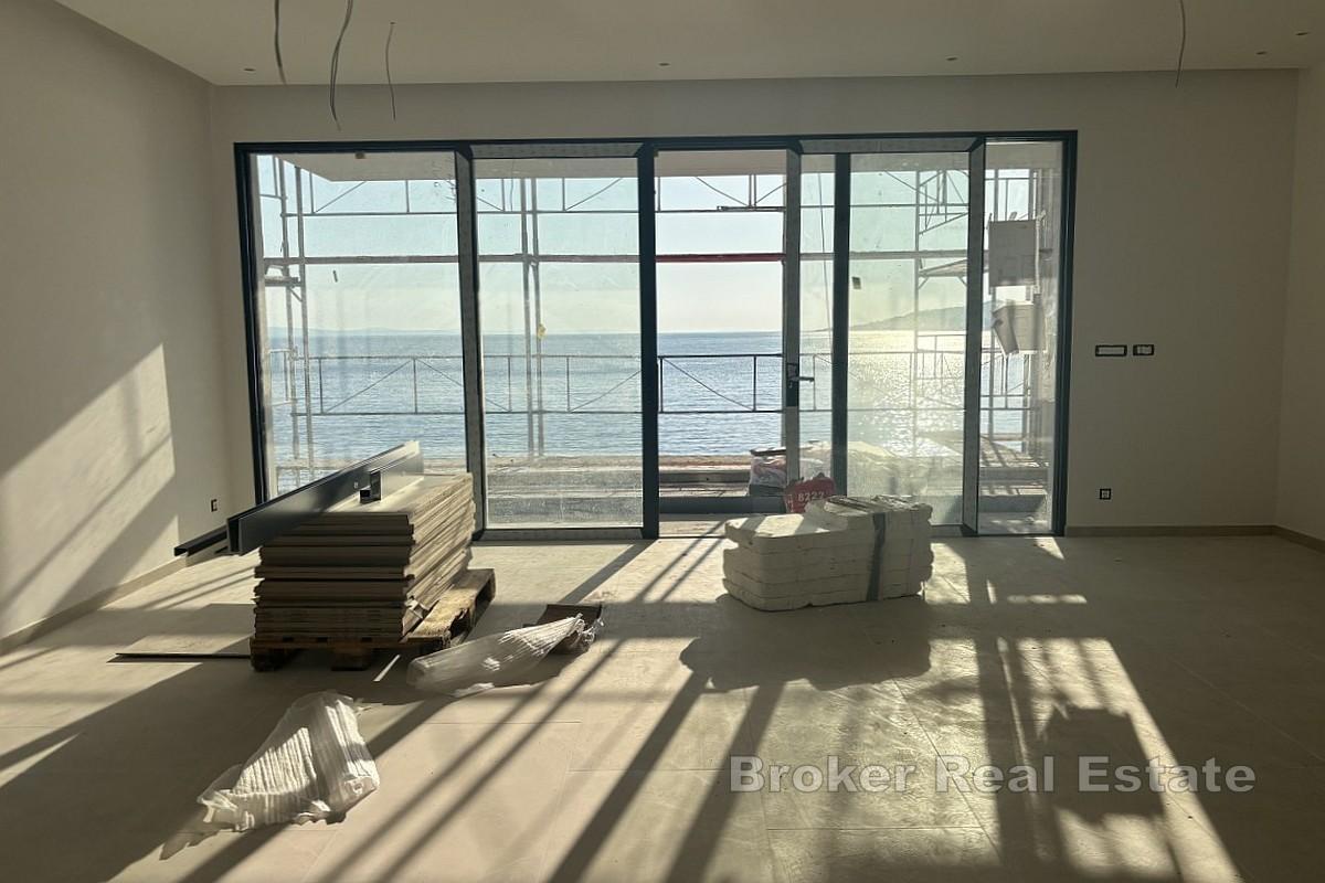 Роскошная квартира в новом доме в первой линии от моря