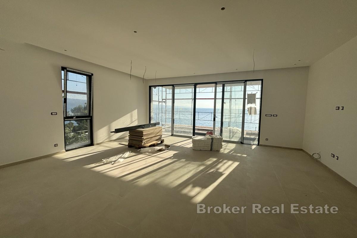 Роскошная квартира в новом доме в первой линии от моря