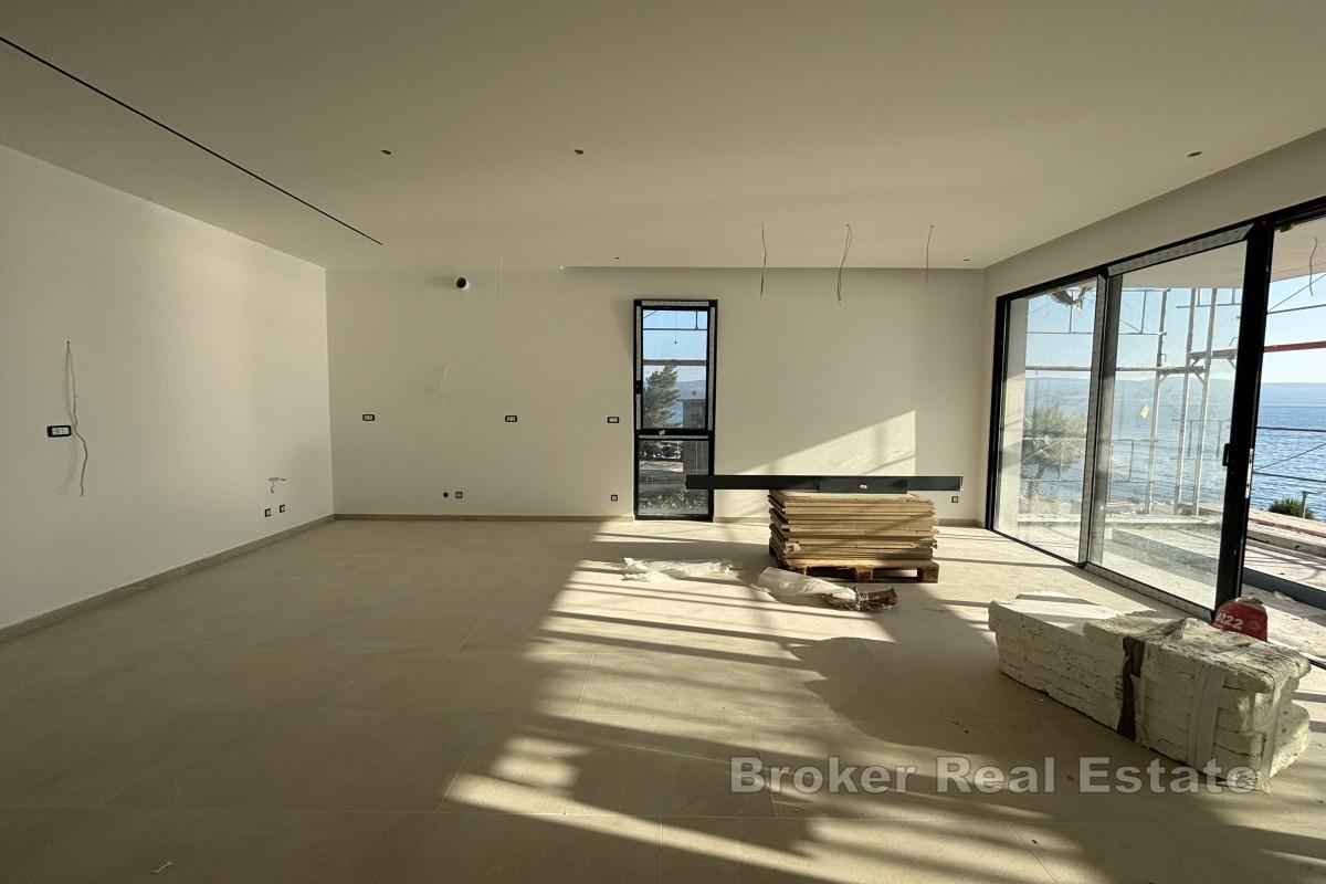 Роскошная квартира в новом доме в первой линии от моря