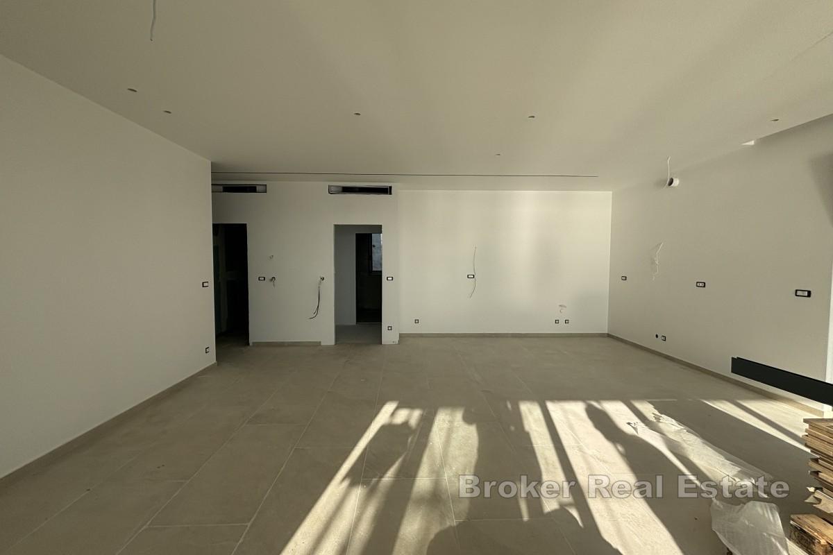 Роскошная квартира в новом доме в первой линии от моря