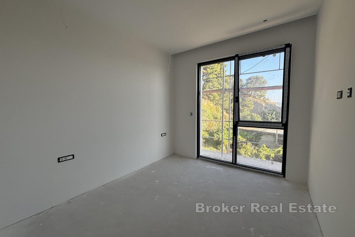 Lyxlägenhet i ny byggnad på första raden mot havet