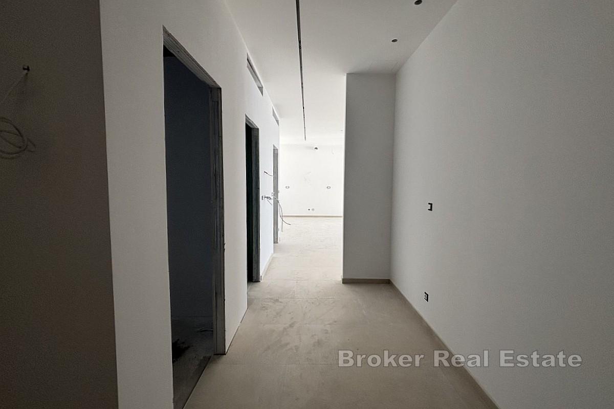 Роскошная квартира в новом доме в первой линии от моря