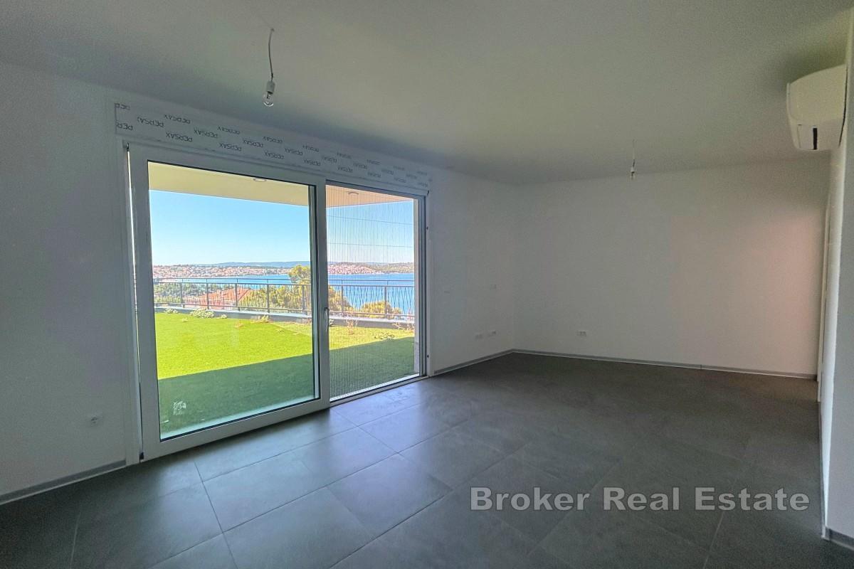 Moderno appartamento con giardino e vista mare