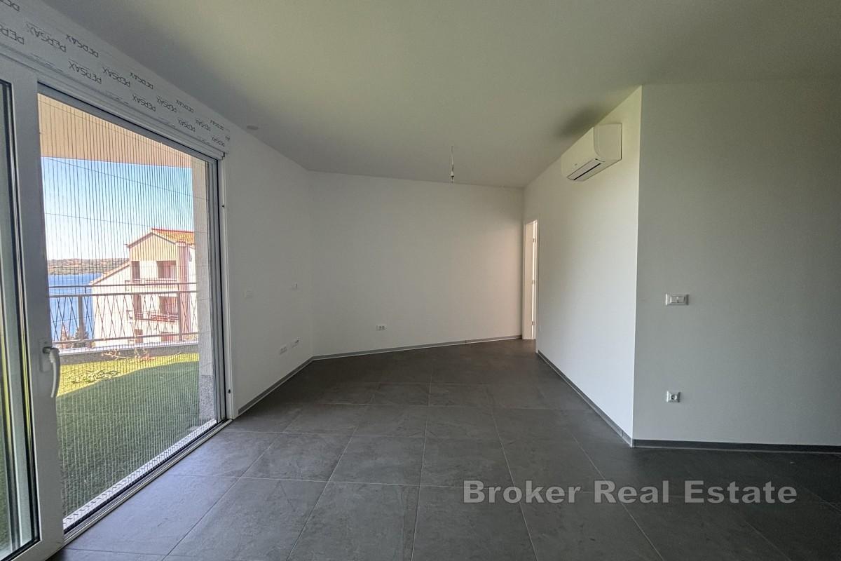 Moderno appartamento con giardino e vista mare