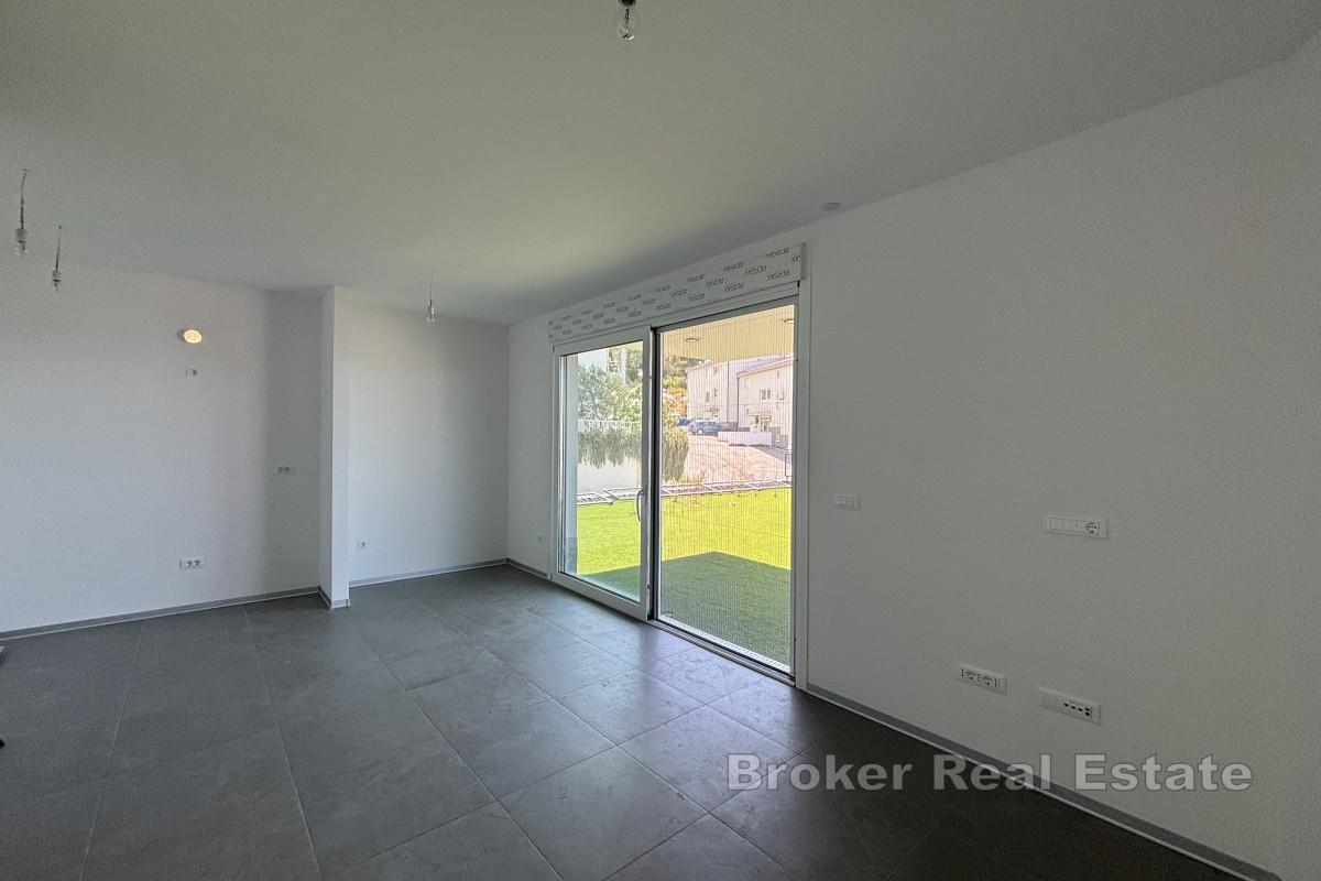 Moderno appartamento con giardino e vista mare