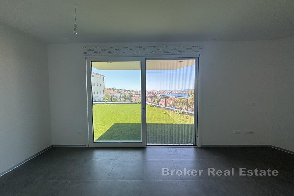 Moderno appartamento con giardino e vista mare