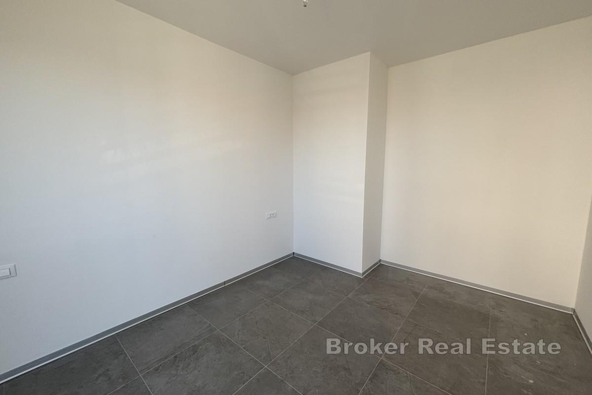 Modern lägenhet med trädgård och havsutsikt