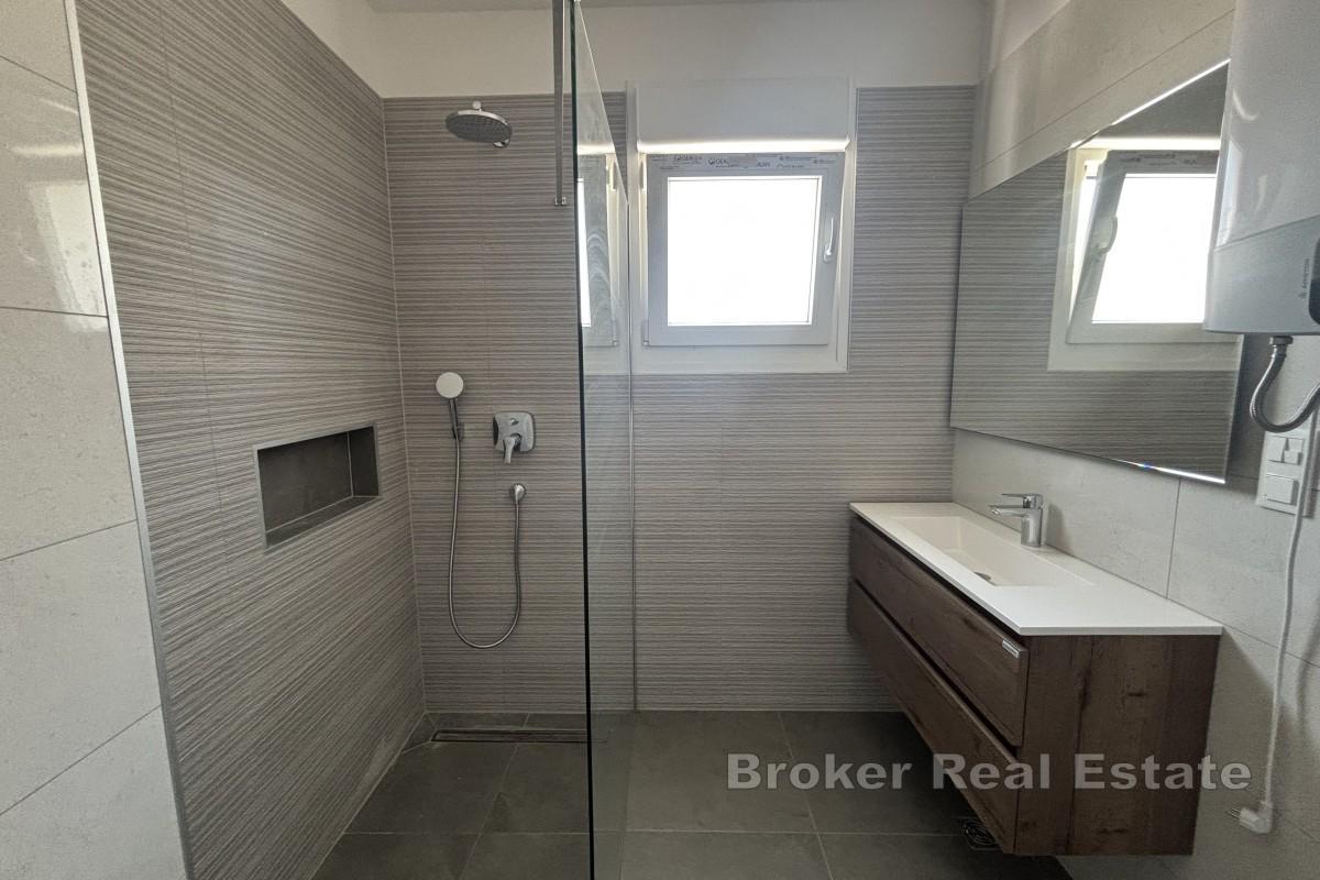 Nowoczesny apartament z widokiem na ogród i morze