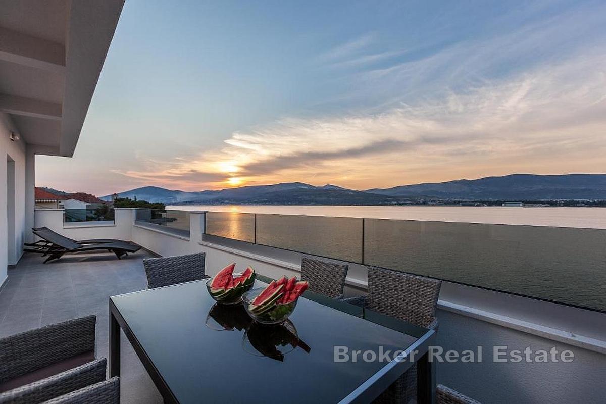 Современный жилой дом в первой линии от моря