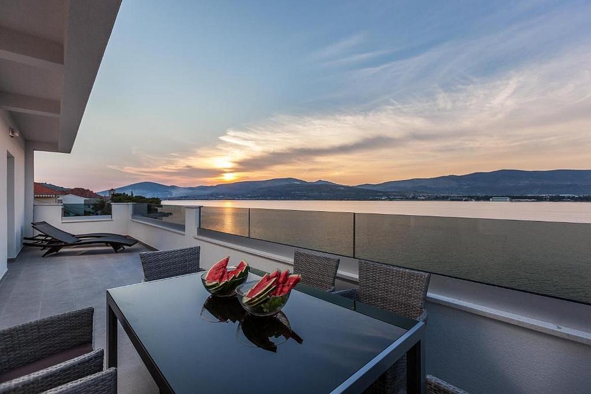 001-2035-255-Ciovo-Modern-apartment-house-in-the-first-row-to-the-sea-for-sale