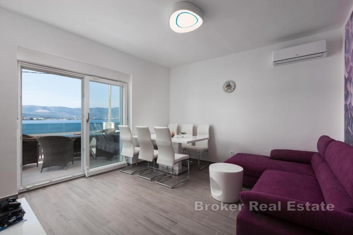 Moderní apartmánový dům v první řadě u moře