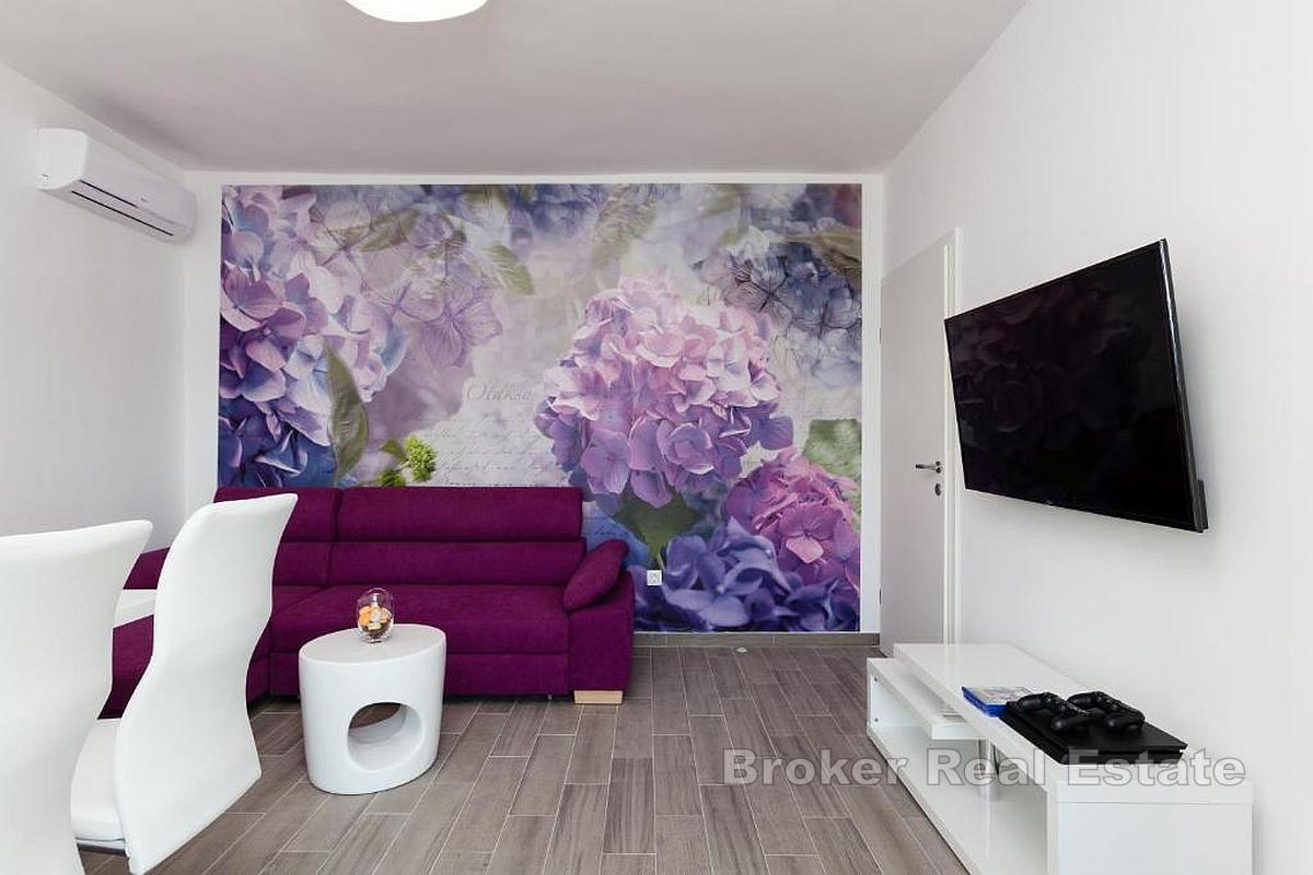 Moderní apartmánový dům v první řadě u moře