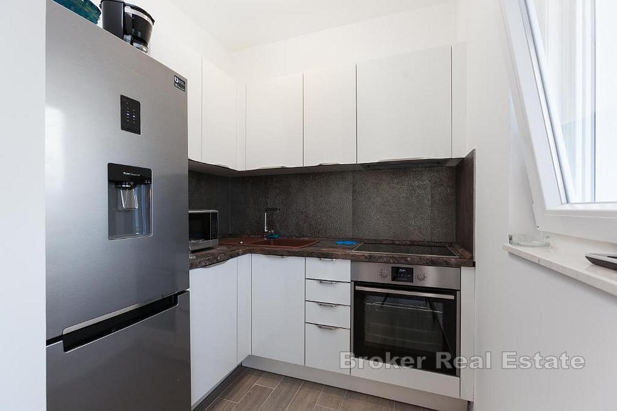 Moderní apartmánový dům v první řadě u moře