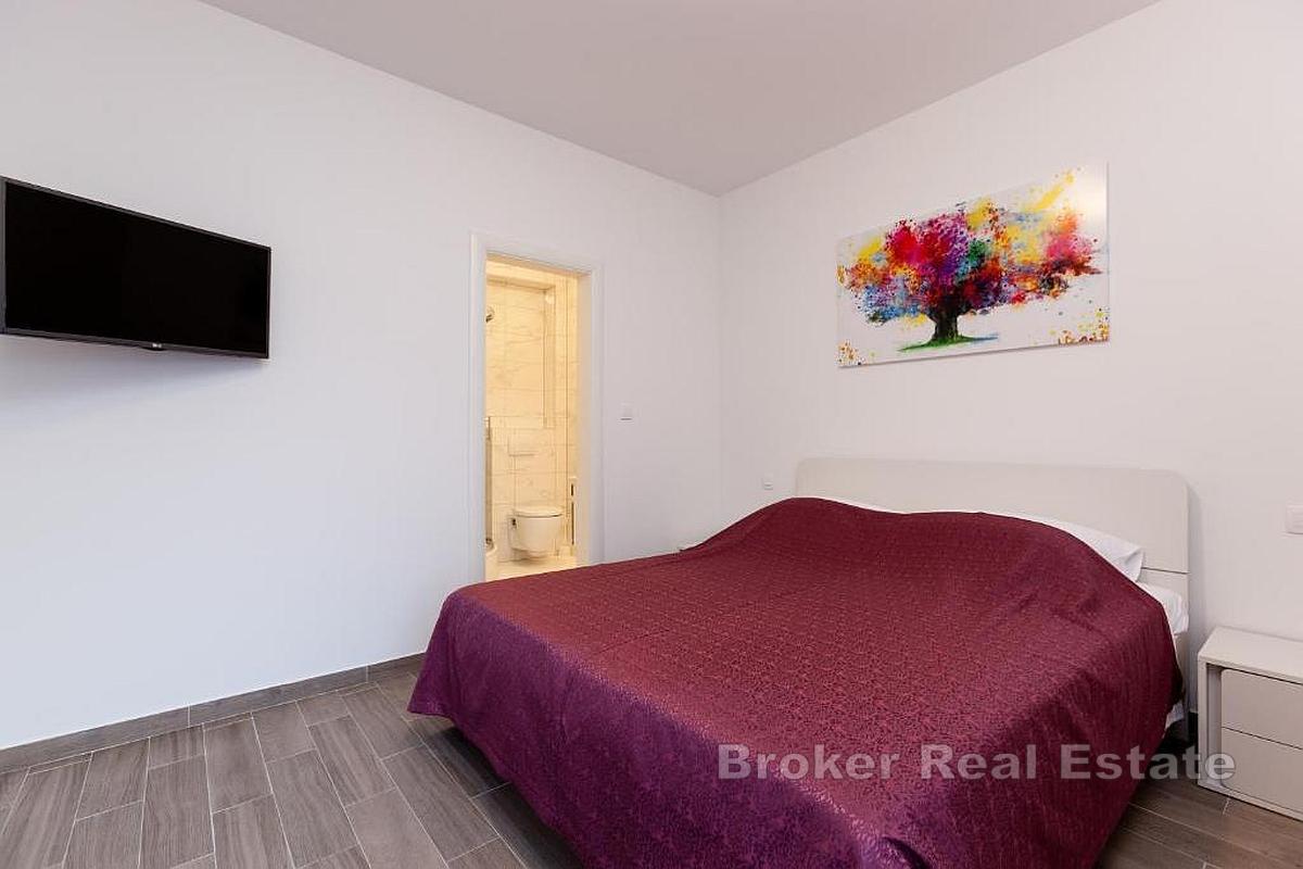 Moderní apartmánový dům v první řadě u moře