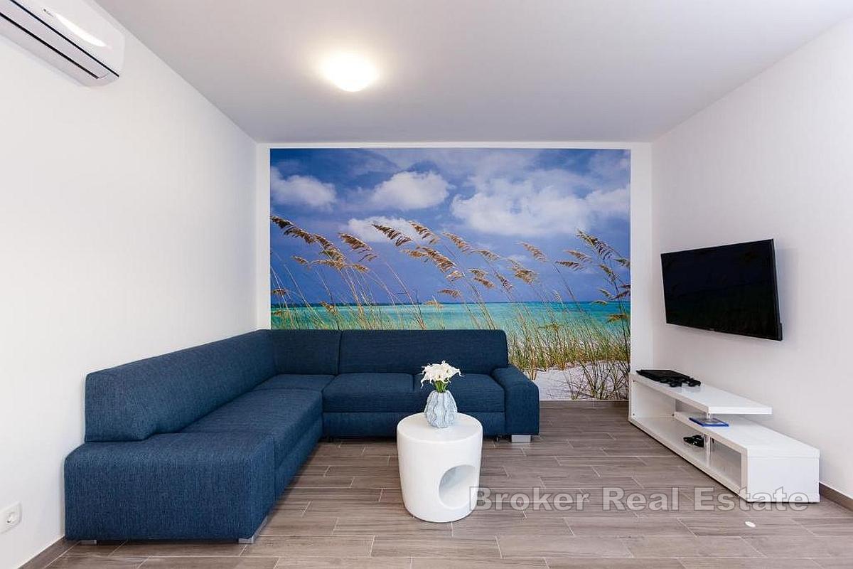 Moderní apartmánový dům v první řadě u moře