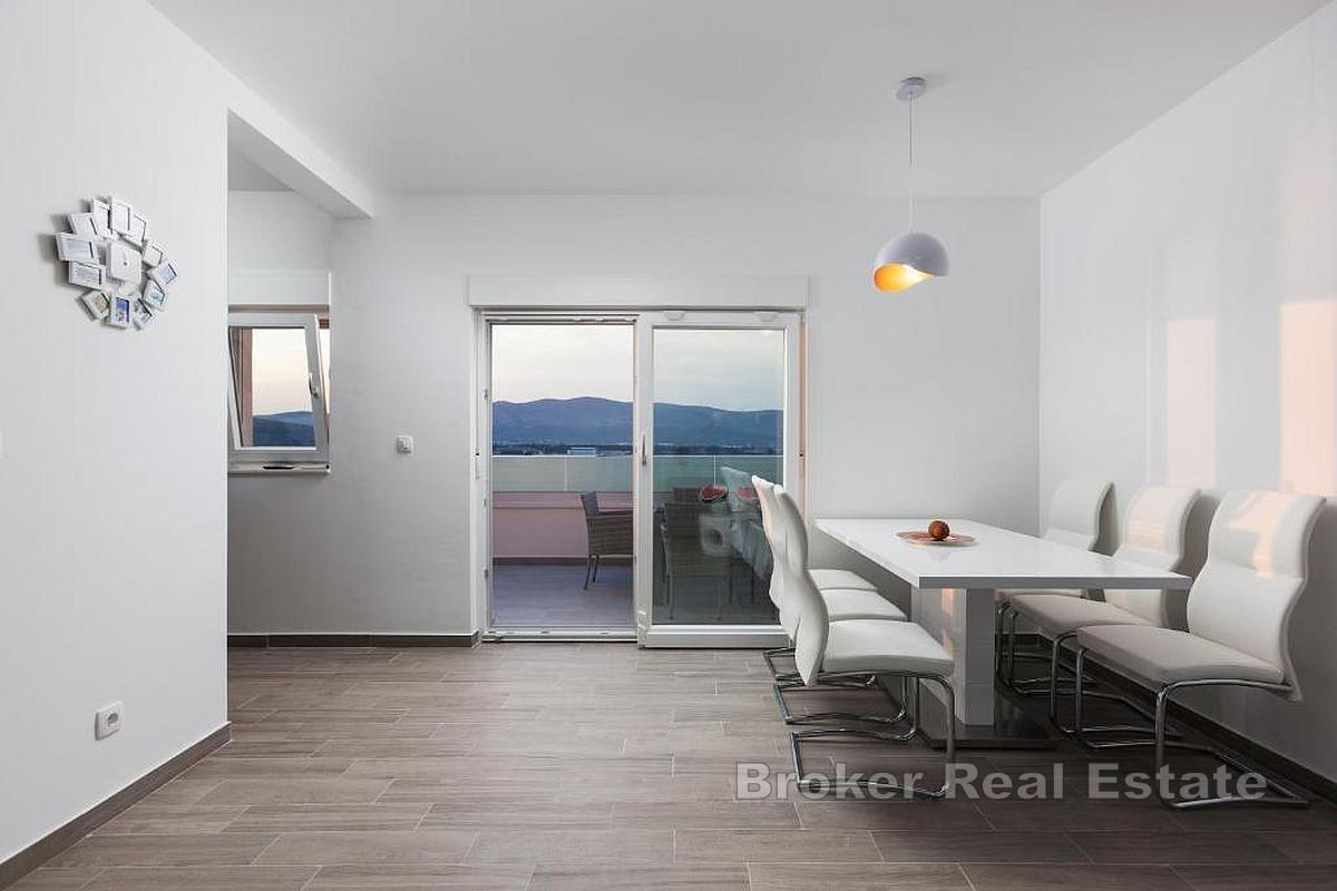 Moderní apartmánový dům v první řadě u moře