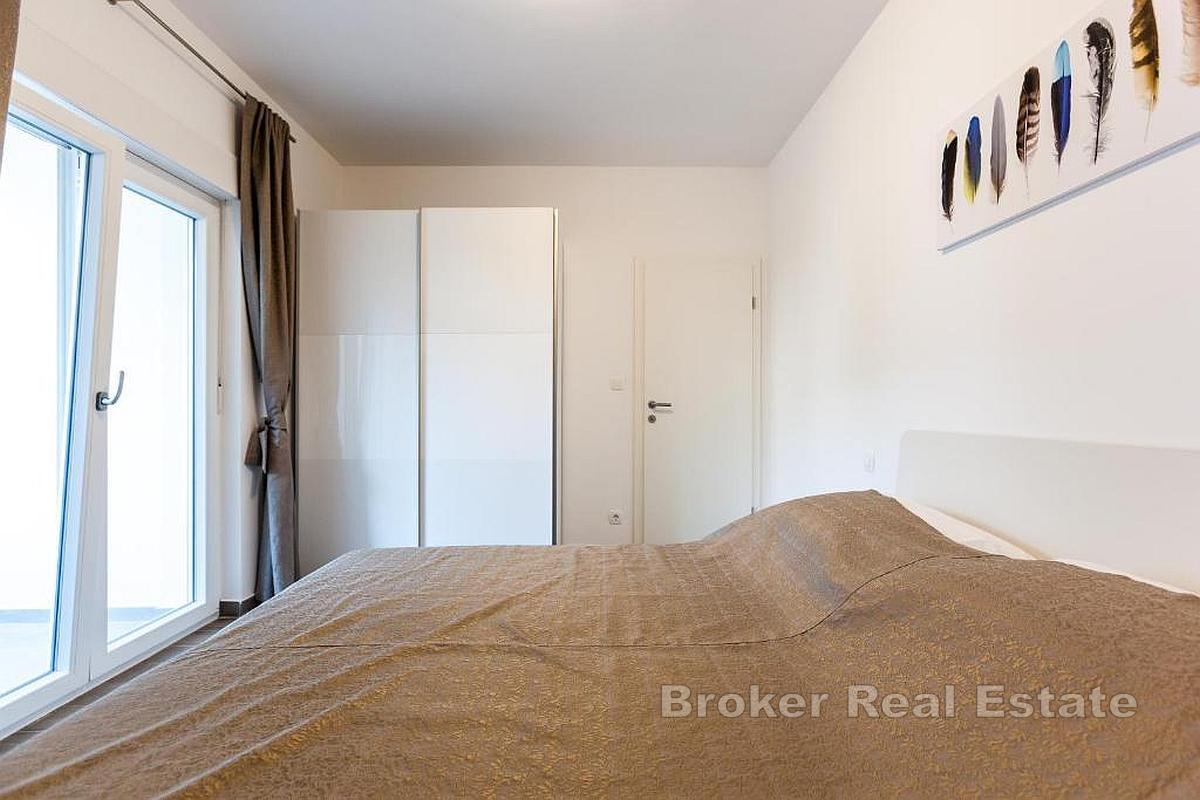 Moderní apartmánový dům v první řadě u moře