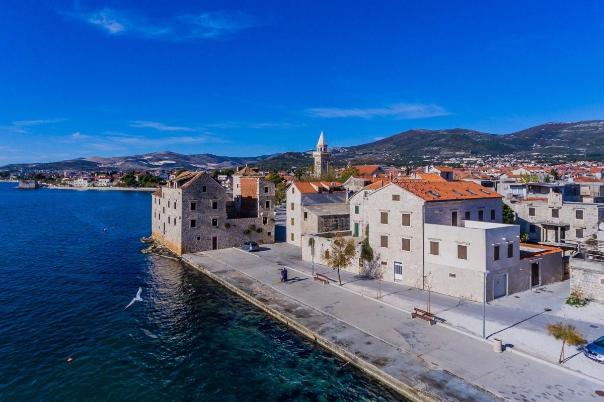 001-2035-256-Kastela-Stone-residence-in-the-first-row-to-the-sea-for-sale