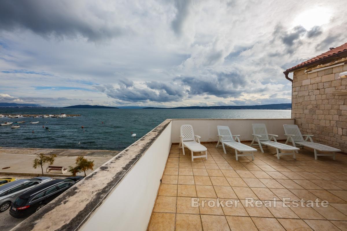 Zabytkowa kamienna rezydencja w pierwszym rzędzie od morza