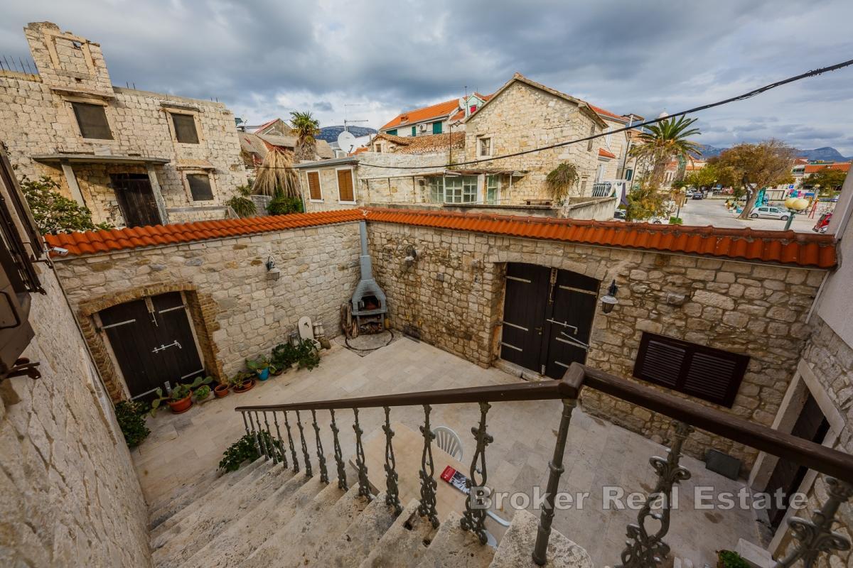 Zabytkowa kamienna rezydencja w pierwszym rzędzie od morza