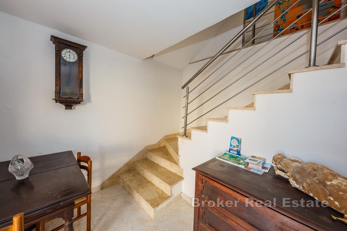 Zabytkowa kamienna rezydencja w pierwszym rzędzie od morza