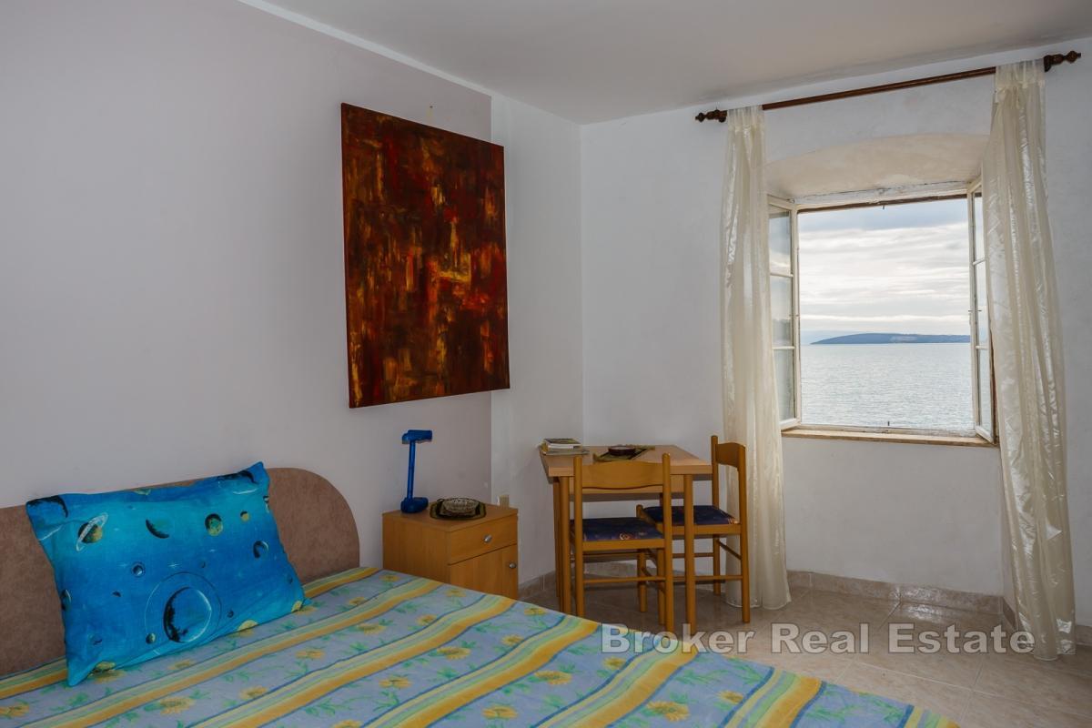 Zabytkowa kamienna rezydencja w pierwszym rzędzie od morza