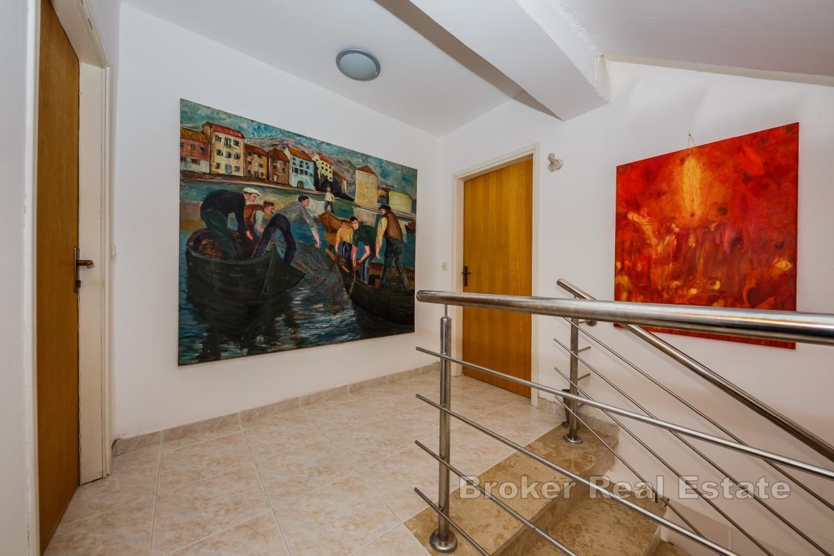 Zabytkowa kamienna rezydencja w pierwszym rzędzie od morza