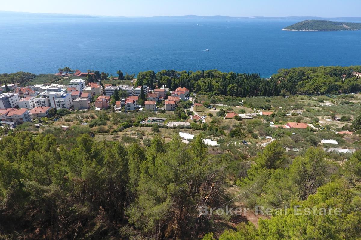 Jordbruksland med havutsikt