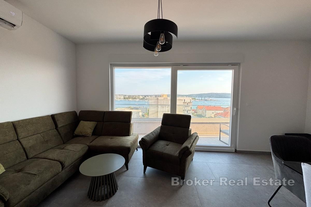 Moderan trosoban stan s pogledom na more