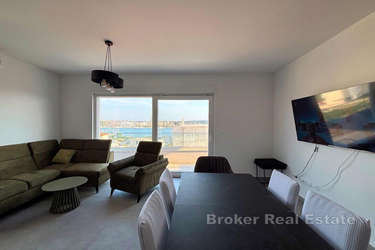 Moderan trosoban stan s pogledom na more
