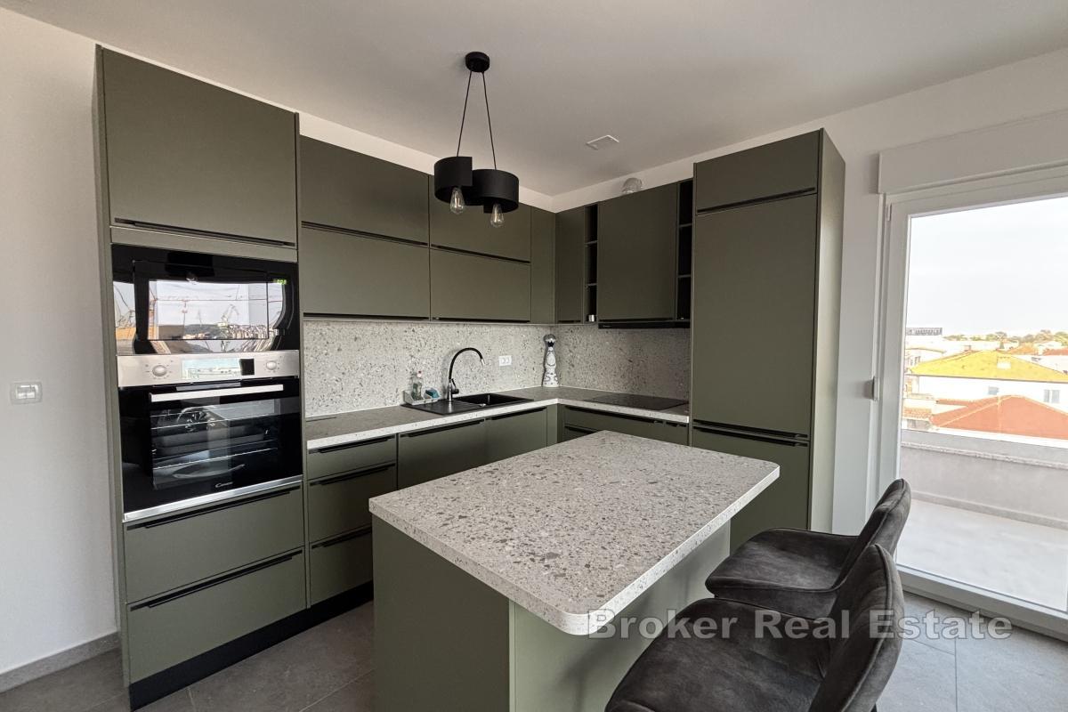 Moderan trosoban stan s pogledom na more