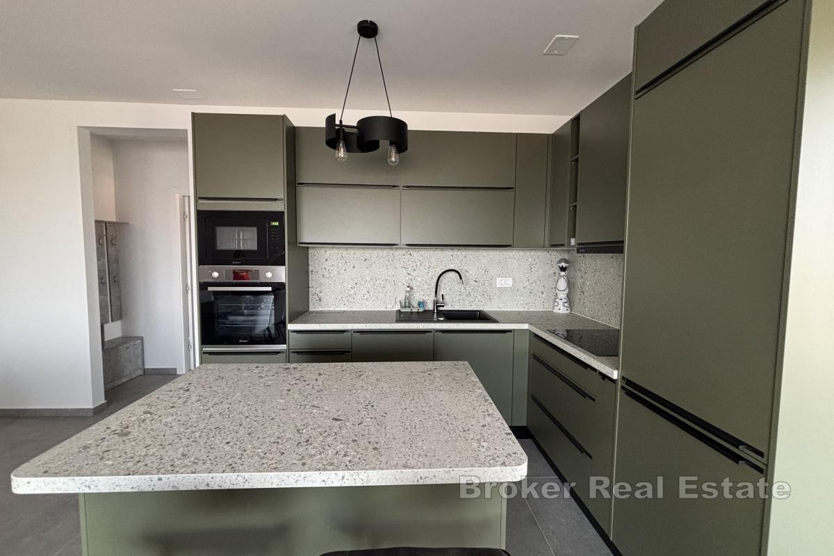 Moderan trosoban stan s pogledom na more