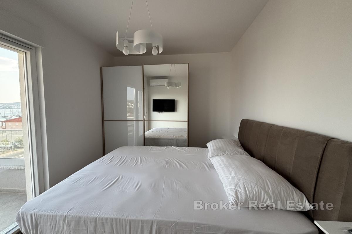 Moderan trosoban stan s pogledom na more