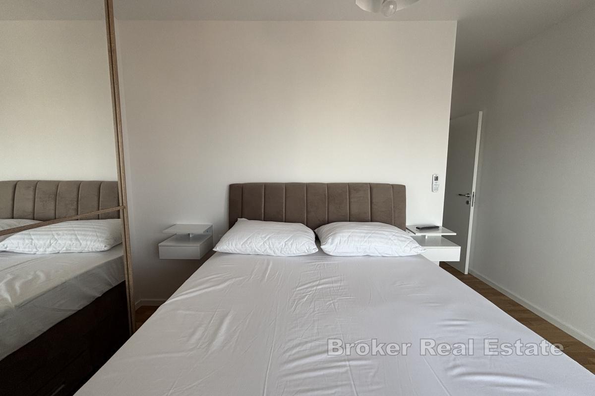 Moderan trosoban stan s pogledom na more