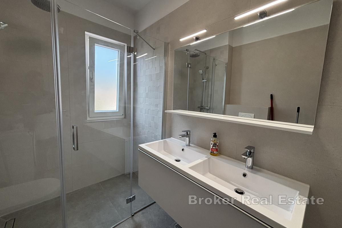 Moderan trosoban stan s pogledom na more