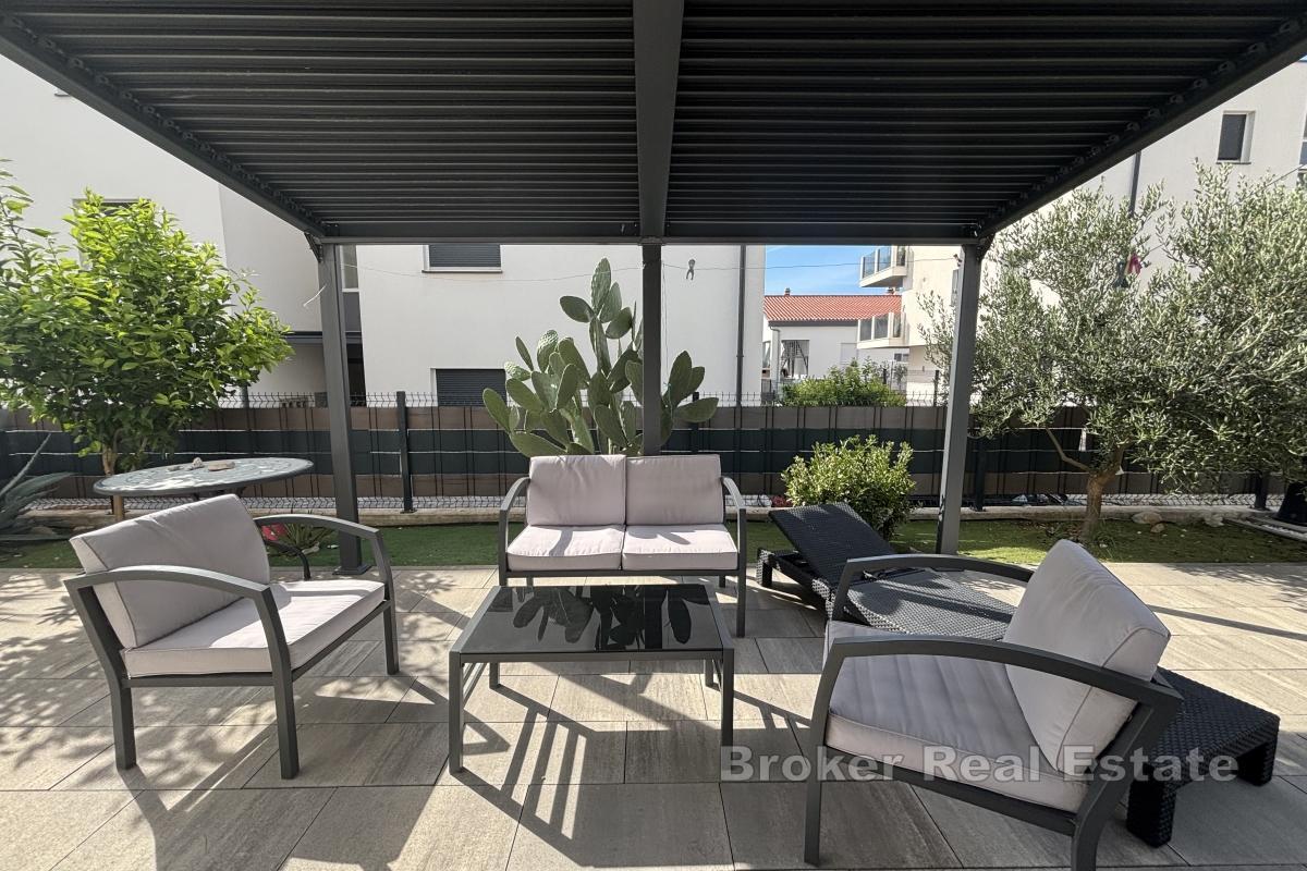 Nowoczesny apartament z dwiema sypialniami i przestronnym ogrodem