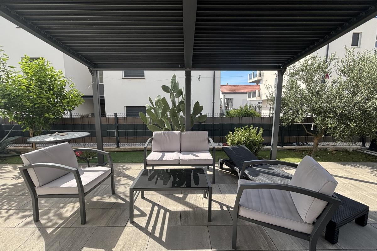 Moderne Zwei-Zimmer-Wohnung mit großem Garten