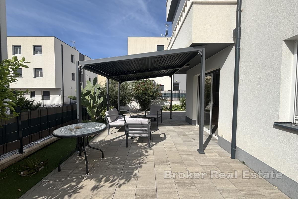 Nowoczesny apartament z dwiema sypialniami i przestronnym ogrodem